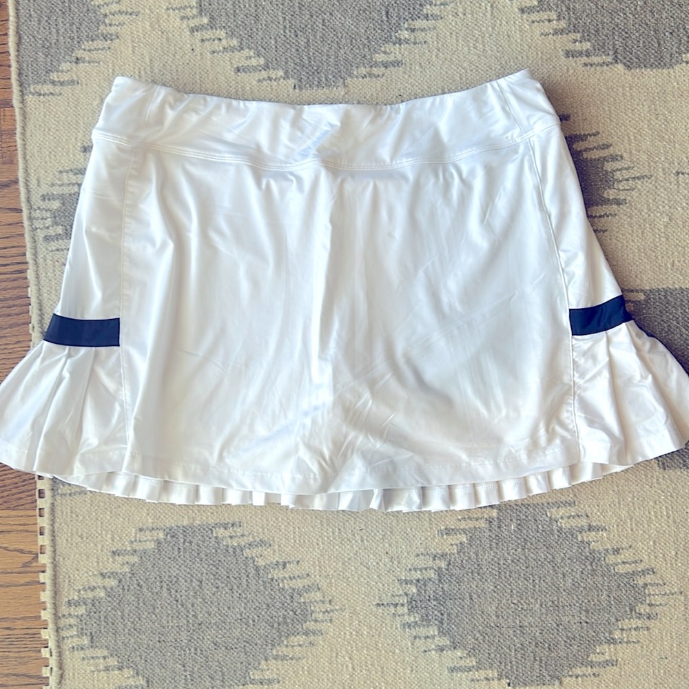 Fila Women’s Skort in white and Navy With pleated back - XL